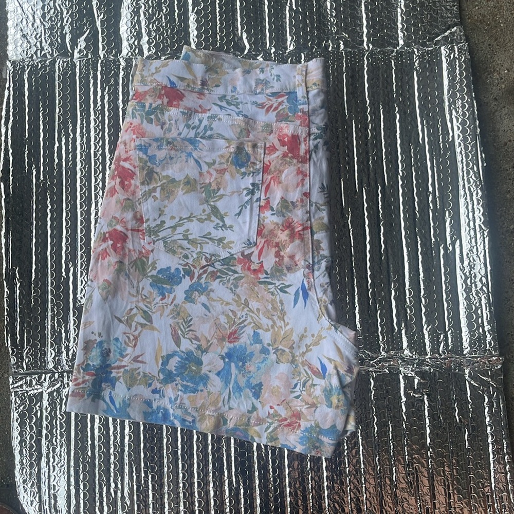Gloria Vanderbilt was Floral Women's Shorts - Picture 6 of 7